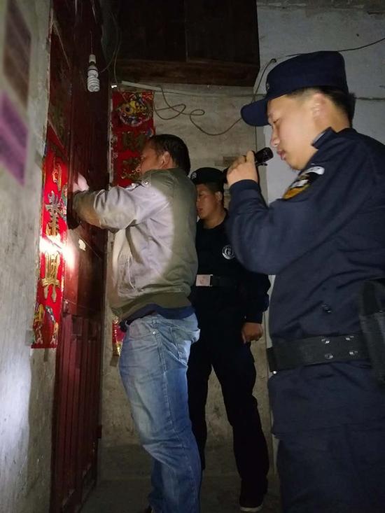 肇庆粗心妈妈误将幼女锁家中 民警全城寻开锁师傅开门